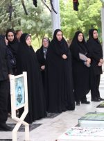 غبارروبی مزار خبرنگار شهید «محمود صارمی» در بروجرد غبارروبی مزار خبرنگار شهید «محمود صارمی» در بروجرد