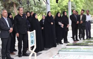 غبارروبی مزار خبرنگار شهید «محمود صارمی» در بروجرد