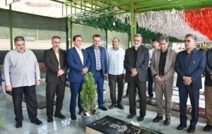 ادای احترام خبرنگاران و مسئولان لرستان به شهدا ادای احترام خبرنگاران و مسئولان لرستان به شهدا