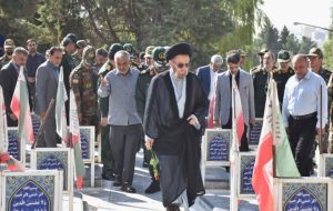گلزار شهدای خرم‌آباد گلباران و عطرافشانی شد